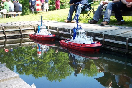 Schlepper warten auf ihren Einsatz. [Foto : Gnter]