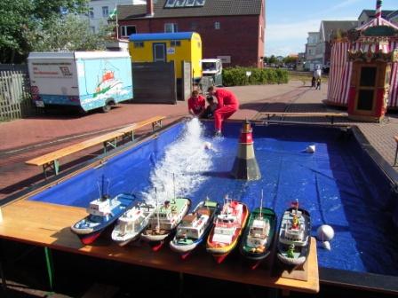 Wasser marsch - nach dem Aufbau unseres Fahrbeckens flieen rund 3000 Liter, bis die Boote genug "Wasser unter dem Kiel" haben.
