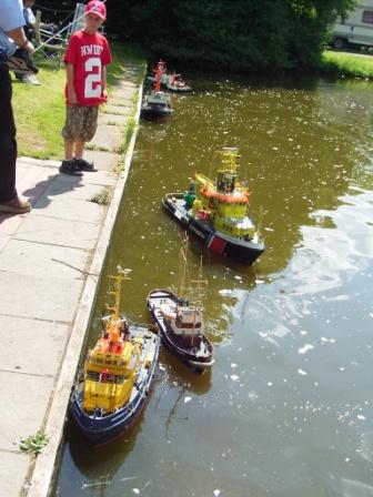 Einige Schlepper und Versorger in Wartestellung. [Foto : TW]